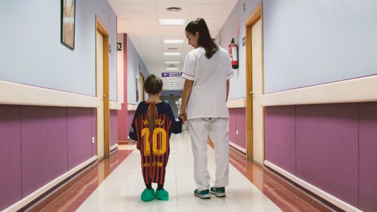 Niño del hospital San Rafael en Madrid con su bata de Leo Messi 