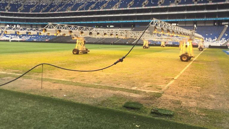 La cancha está siendo tratada con lámparas