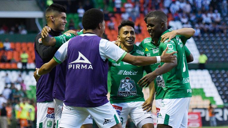 Jugadores del León festejan triunfo ante Pachuca