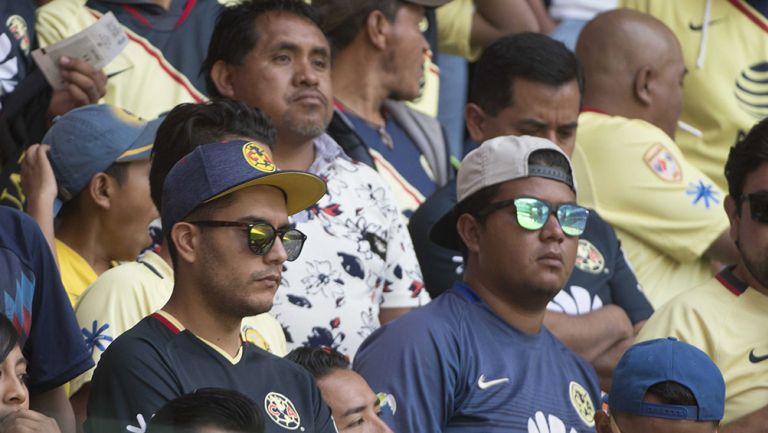 Aficionados del América observan juego 