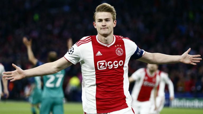 Matthijs de Ligt celebra un gol en la Champions League