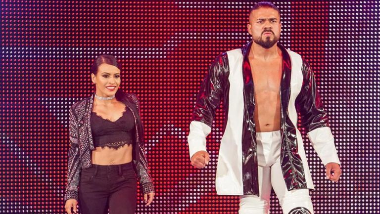 Andrade y Zelina Vega entran al ring