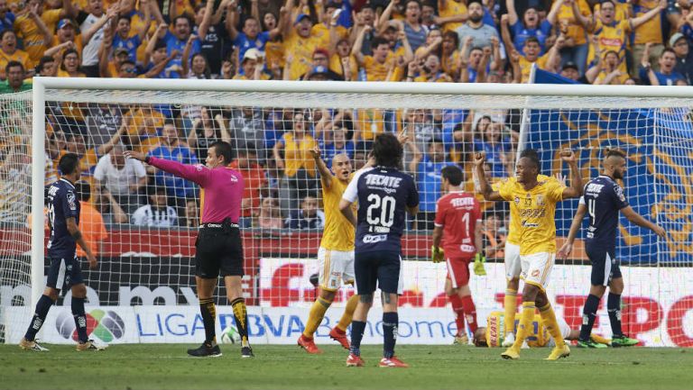 Jugadores de Tigres festejan anotación de Guido Pizarro