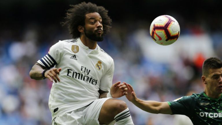 Marcelo pelea el balón en el último partido de la temporada 