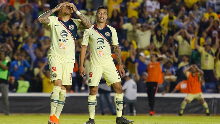 Nico Castillo y Mateus Uribe en lamento durante el duelo ante León 