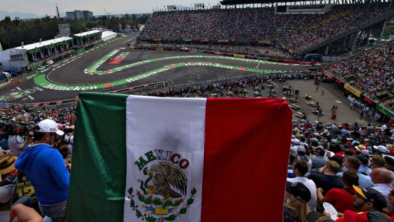 Aficionado de la F1 con un bandera de México en el AHR