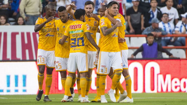 Jugadores de Tigres festejan gol contra Pachuca