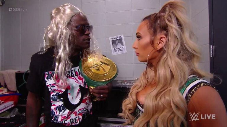 R-Truth y Carmella en SmackDown Live