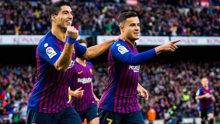 Suárez celebra un tanto junto a Coutinho 