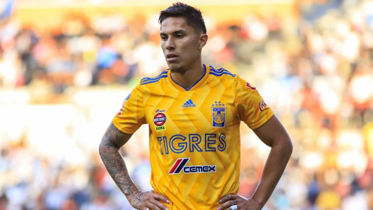 Carlos Salcedo, durante un encuentro ante Pachuca