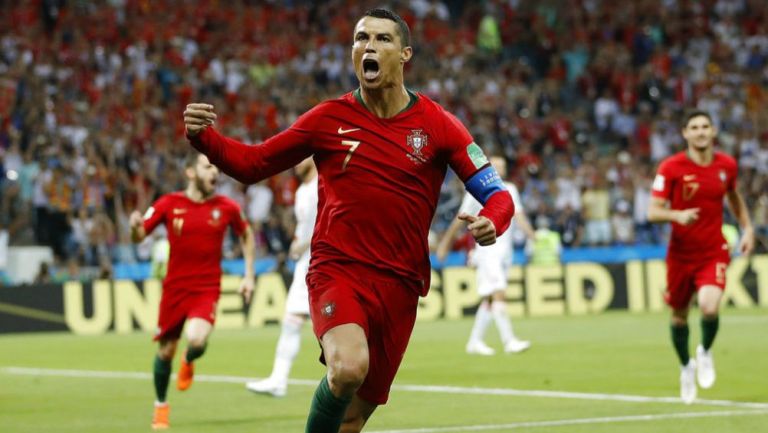 Cristiano festeja gol con Portugal