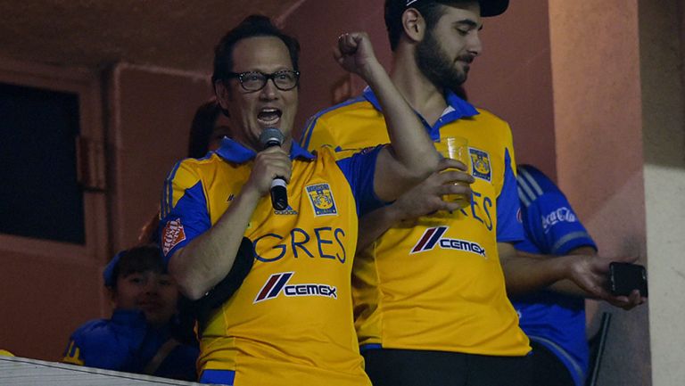 Rob Schneider, apoyando a Tigres en un partido