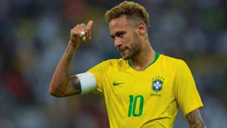 Neymar da las gracias tras un buen pase de uno de sus compañeros 