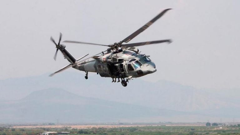 Helicóptero de la Armada de México durante un recorrido