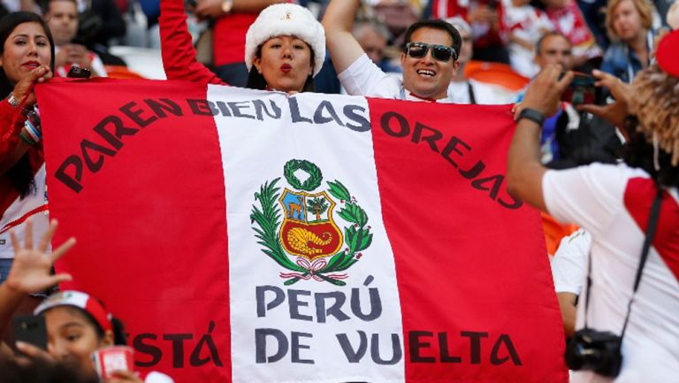 Aficionados alientan a la selección peruana
