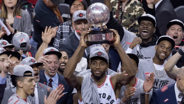 Kawhi Leonard levanta el trofeo tras imponerse a los Bucks