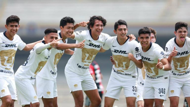 Jugadores de Pumas Sub 17 festejan un gol vs Atlas