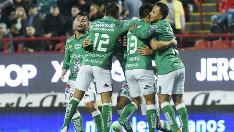 Jugadores del León en festejo de gol 