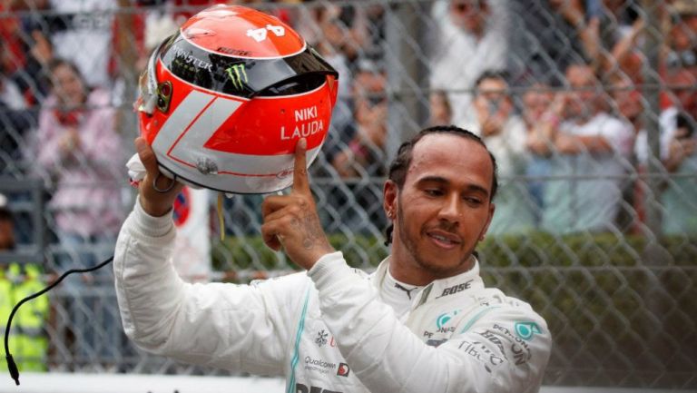 Hamilton muestra su casco con el nombre de Niki Lauda