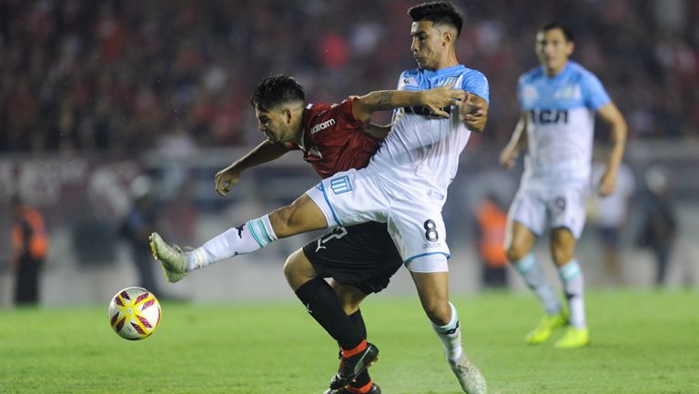 Pol Fernández, con Racing, disputa el balón en un duelo de la Liga argentina