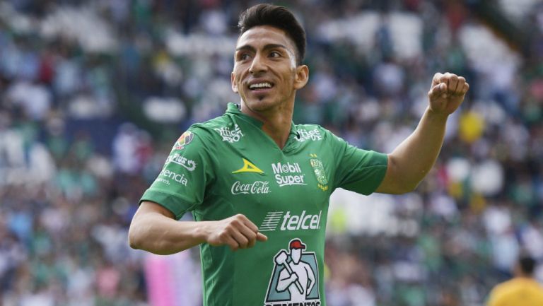 Ángel Mena festeja un gol con el León