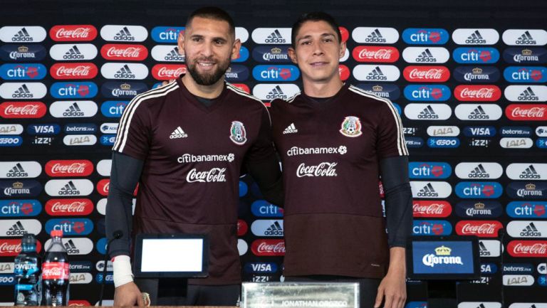 Jonathan Orozco y Hugo González durante una conferencia de prensa