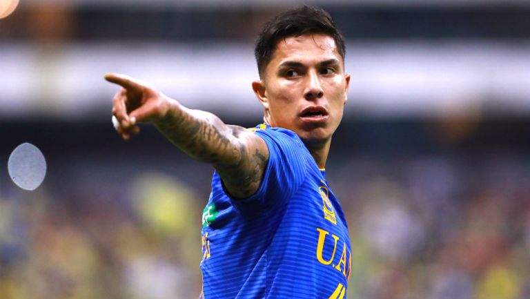 Carlos Salcedo durante un partido contra el América 