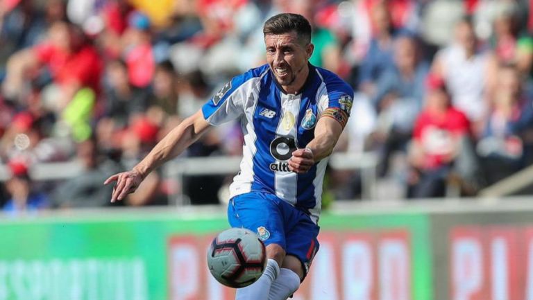 Héctor Herrera golpea el balón en un juego del Porto