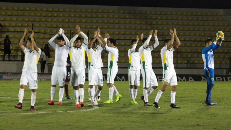 Jugadores de Loros de Colima festejan un triunfo