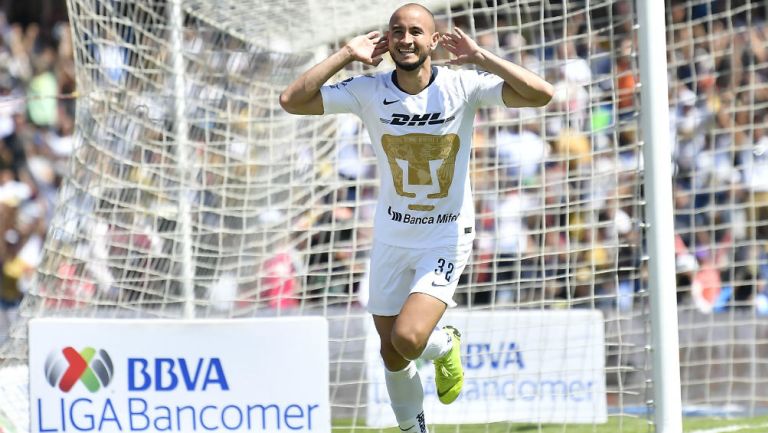 Carlos González festeja un gol con Pumas