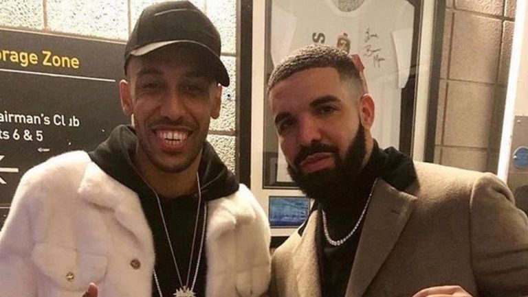 Drake se toma una foto con Aubameyang