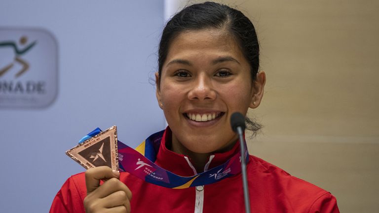 Briseida Acosta muestra medalla conquistada en Manchester