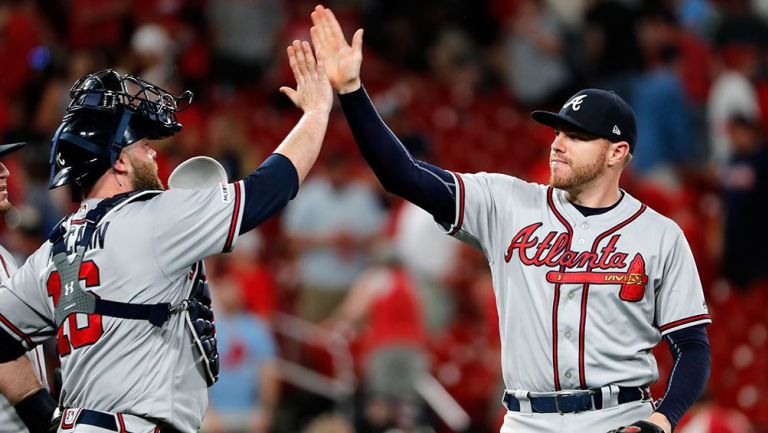 Freddie Freeman y Brian McCann festejan durante un partido