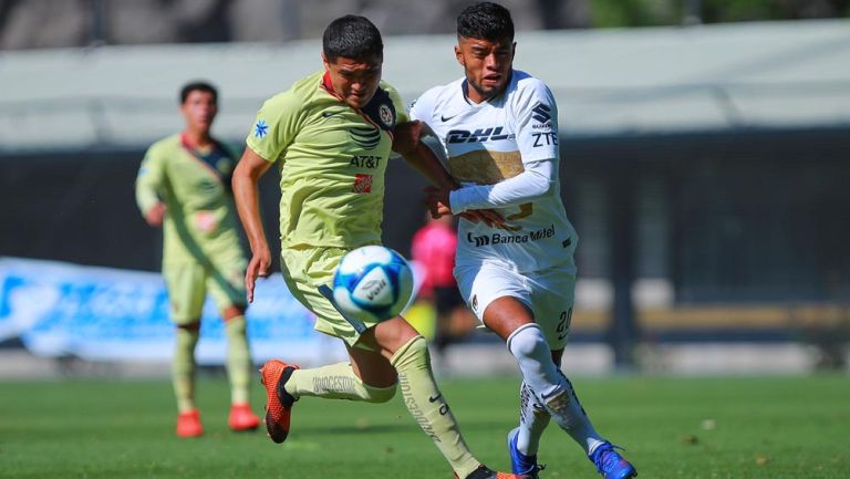 América y Pumas disputan el esférico en un duelo de Liga Premier