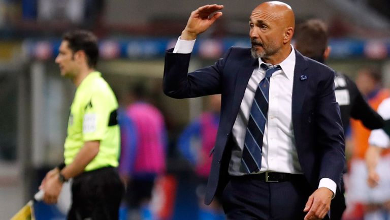 Luciano Spalletti da indicaciones en un juego del Inter 