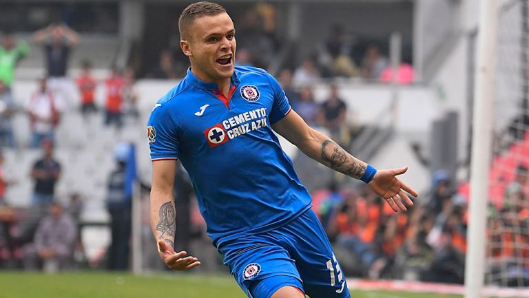 Jonathan celebra una anotación con Cruz Azul 