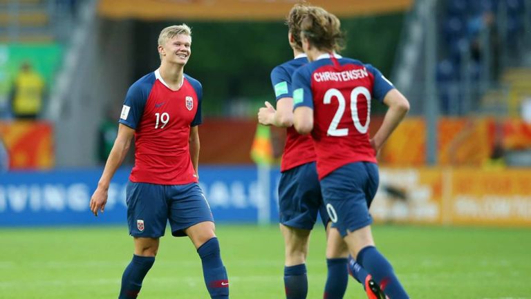 Haaland es felicitado por uno de sus goles contra Honduras