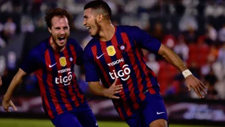 Juan Escobar festeja gol con Cerro Porteño