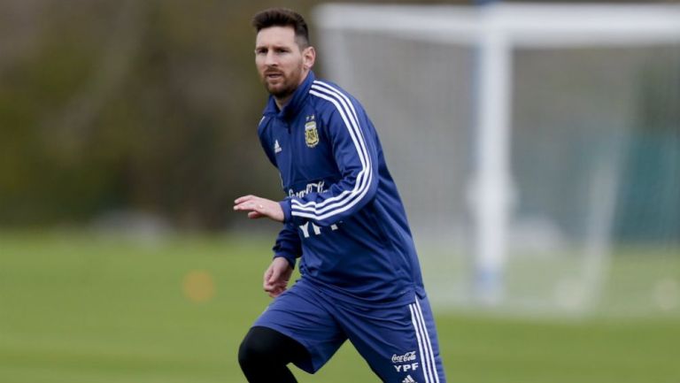 Lionel Messi corre en un entrenamiento con Argentina