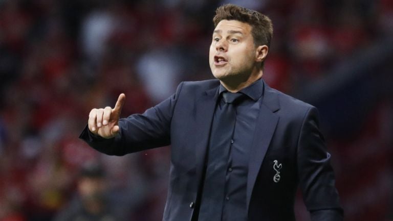 Mauricio Pochettino da indicaciones a sus jugadores 