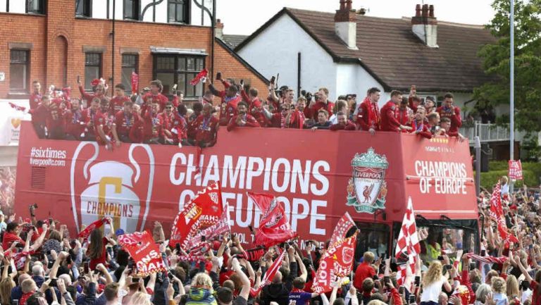 Jugadores del Liverpool desfilan por las calles de la ciudad