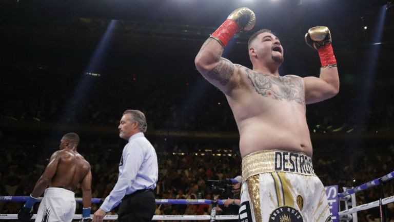 Andy Ruiz festeja después de noquear a Anthony Joshua