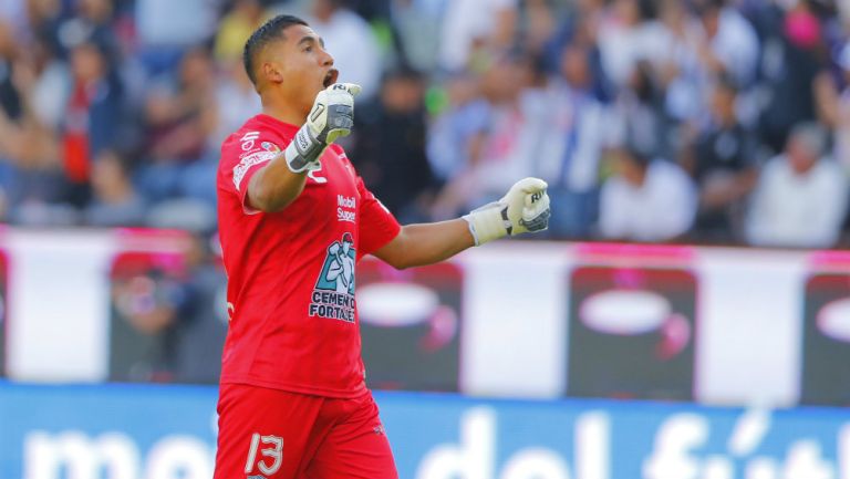 Poncho Blanco celebra una anotación de los Tuzos