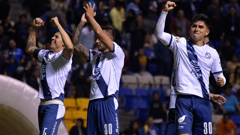 Jugadores del Puebla celebran un triunfo en el Cuauhtémoc