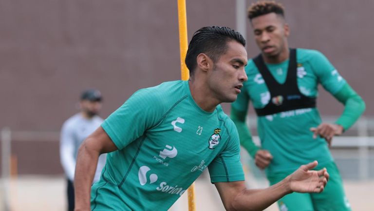 Gallito Vázquez en un entrenamiento con Santos Laguna