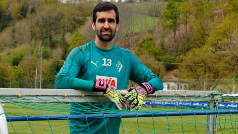 Asier Riesgo durante un entrenamiento con el Eibar 