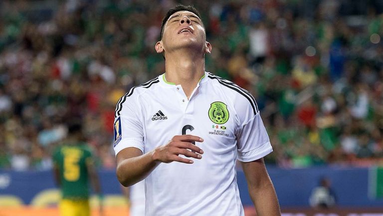 Edson Álvarez se lamenta en partido de la Selección Mexicana