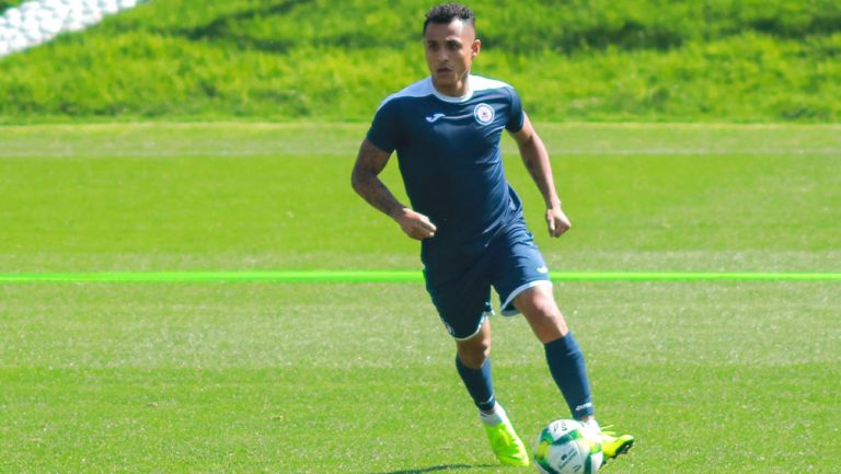 Yoshimar Yotún, durante un entrenamiento con Cruz Azul