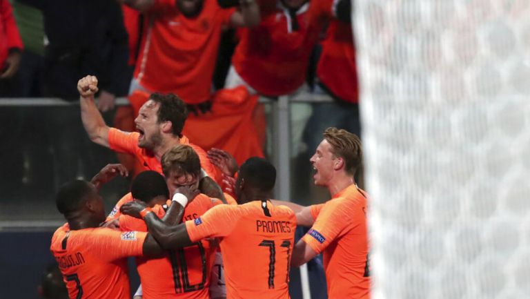 Jugadores de Holanda celebran anotación contra Inglaterra