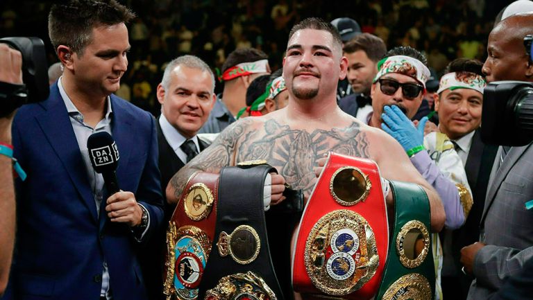 Andy Ruiz posa con todos los campeonatos de Peso Completo